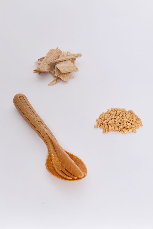 Campingbesteck „KLIKK“ und seine Rohstoffgranulate Campingbesteck „KLIKK“ und seine Rohstoffgranulate