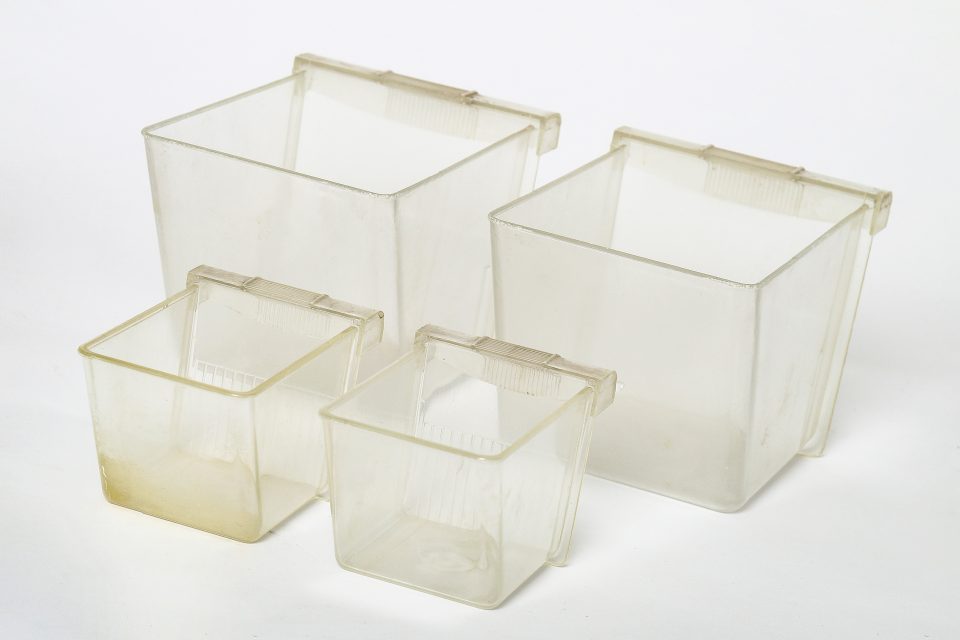 Schütten einer Sell-Stahleinbauküche Schütten einer Sell-Stahleinbauküche