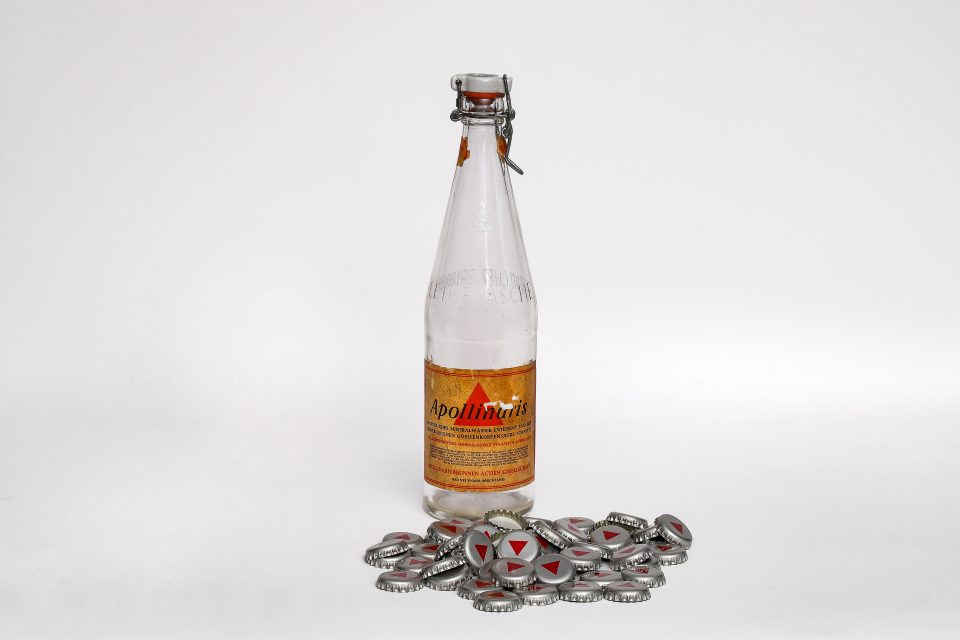 Mineralwasserflasche Apollinaris mit Kronkorken Mineralwasserflasche Apollinaris mit Kronkorken
